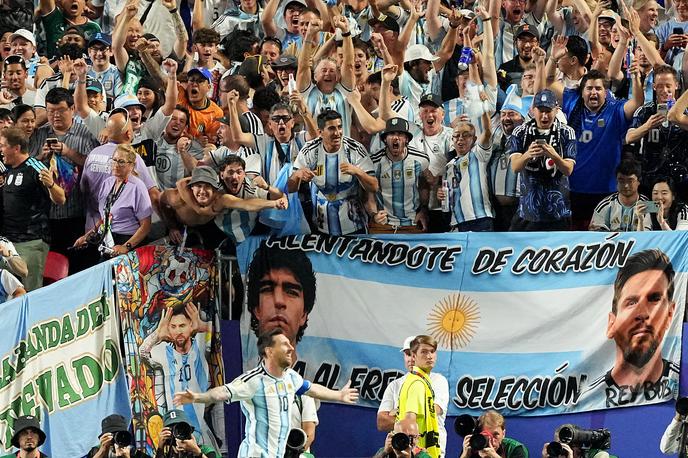 Lionel Messi | Lionel Messi in Diego Armando Maradona imata v Argentini status nogometnih božanstev. | Foto Reuters