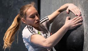 Komaj 17-letna Slovenka svetovna prvakinja v plezanju!