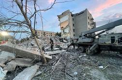 Ruske rakete v stanovanjsko zgradbo, v ruševinah več mrtvih