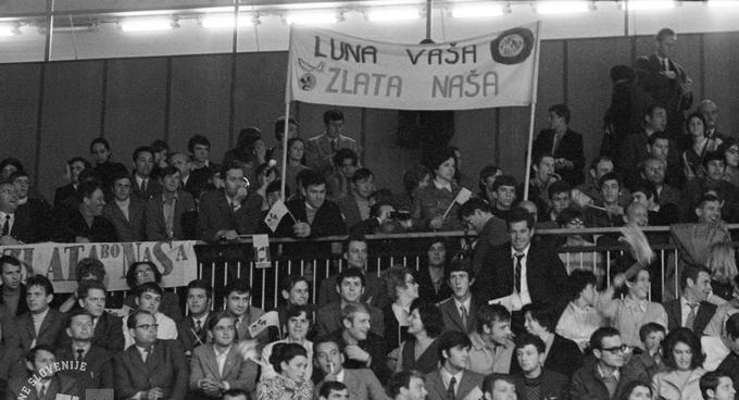 Navijači so dali Američanom vedeti, da bo Jugoslavija tokrat močnejša. | Foto: Svetozar Busić, hrani: Muzej novejše zgodovine Slovenije.