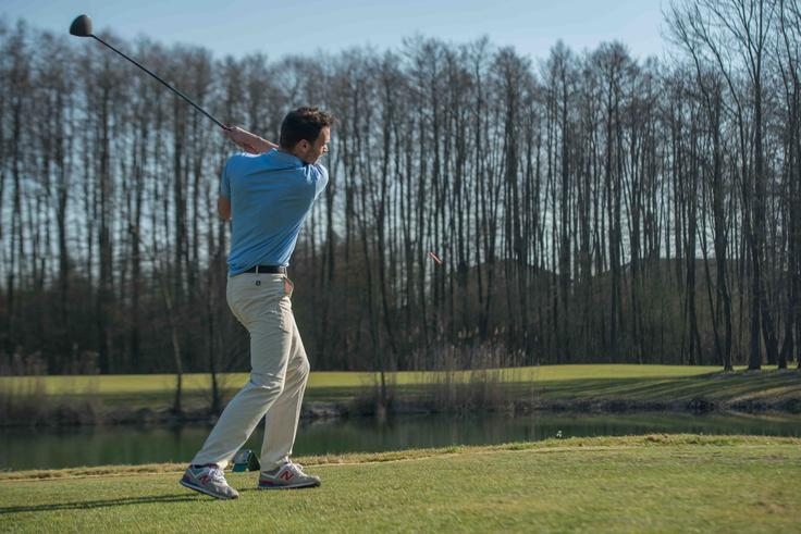 Ptujsko igrišče za golf se razprostira pod ptujskim gradom. Njegova posebnost so številne vodne ovire. Golfisti si boste še zlasti zapomnili 14. luknjo s spektakularnim udarcem na otok. | Foto: Sava Turizem