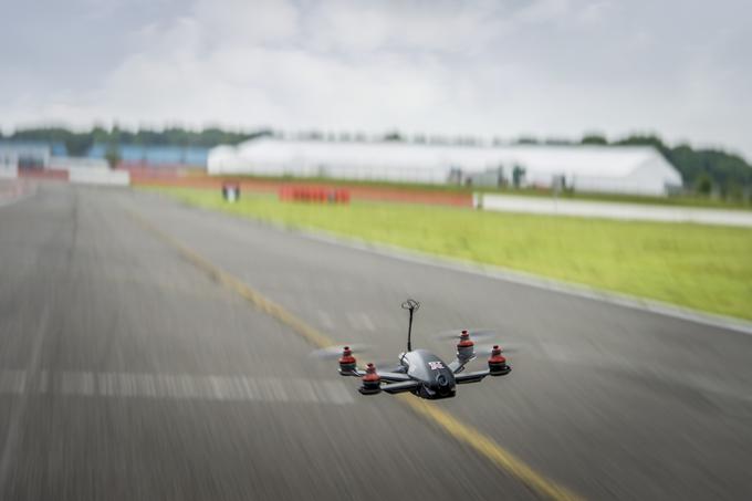 Na vsakem dronu bo morala biti nalepka s podatki, na težjih od pet kilogramov pa negorljiva ploščica. Vzorce bo na svoji spletni strani objavila agencija. | Foto: 