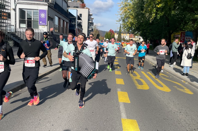 Anže Zavrl, Gadi | Anže Zavrl je maratonsko razdaljo pretekel ob igranju na harmoniko. | Foto Franci