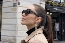 Mina je tako prepričljiva, da hitro pozabiš, da ni pravi človek