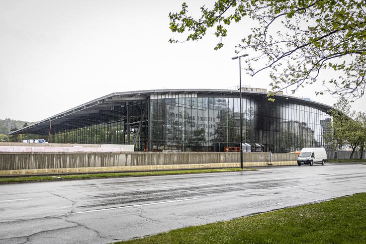Škoda na steklenem pročelju stavbe zaradi podtaknjenega požara. | Foto: Ana Kovač