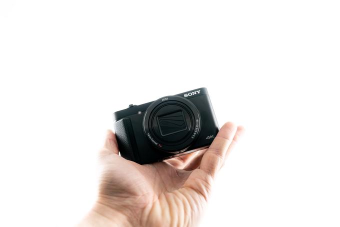 Pri tem fotoaparatu je upravičena uporaba pridevnika “žepni,” saj brez težav pride v žep še tako oprijetih kavbojk. | Foto: Jan Lukanović
