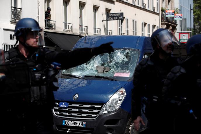Pariz, Protest, Protestniki, Rumeni jopiči | Takšni prizori so v Parizu v zadnjem času stalnica predvsem ob koncih tedna, ko protestirajo rumeni jopiči: dimne bombe in solzivec, razbite šipe policijskih vozil in nosovi protestnikov. | Foto Reuters