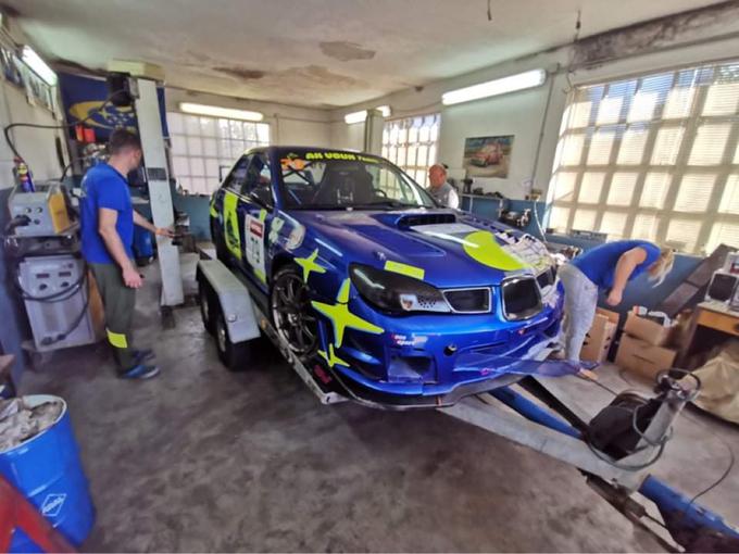 Nesreča na treningu za domačina Gregorja Vouka (subaru impreza), toda avtomobil je že v delavnici in do zjutraj ga nameravajo popraviti. | Foto: Gregor Pavšič