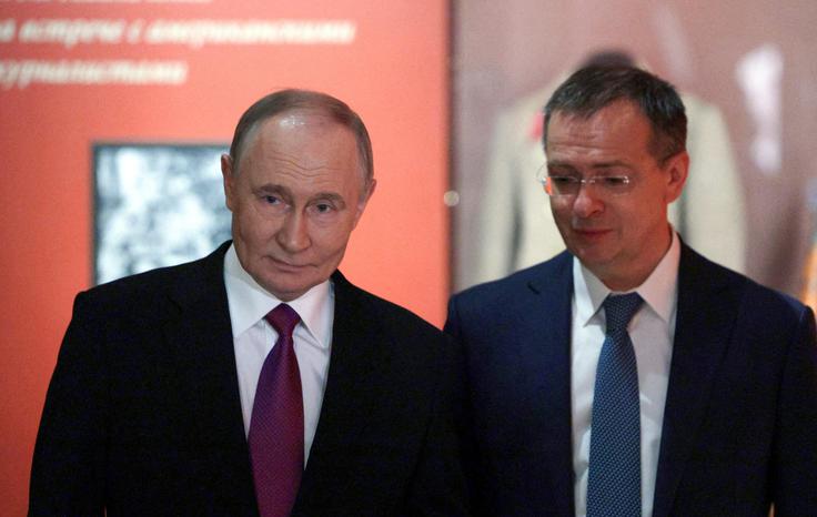 Obvezni učni načrt za zgodovino naj bi temeljil na učbeniku Vladimirja Medinskega, ki Ukrajino opisuje kot umetno državo. Na fotografiji: Putin in Medinski. | Foto: Guliverimage