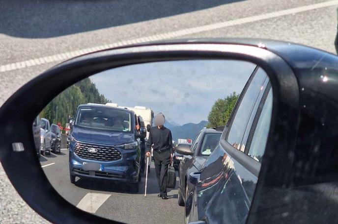 Sprehod po avtocesti | Foto Ustvarimo reševalni pas na avtocestah/Facebook