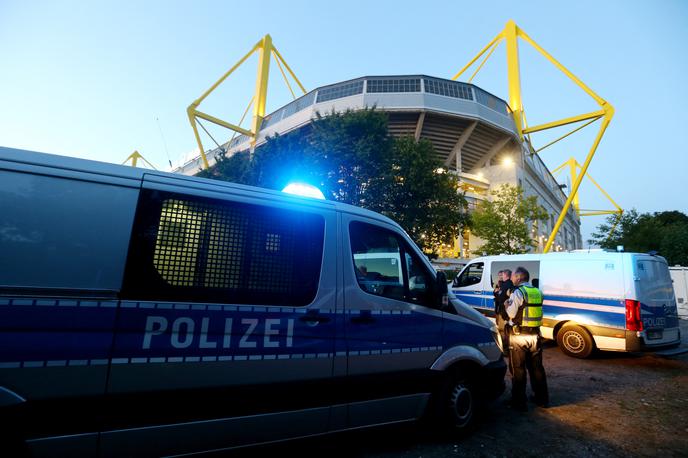 Borussia Dortmund stadion navijači | Zaradi sumljivega vozila so navijače zadržali na stadionu. | Foto Reuters