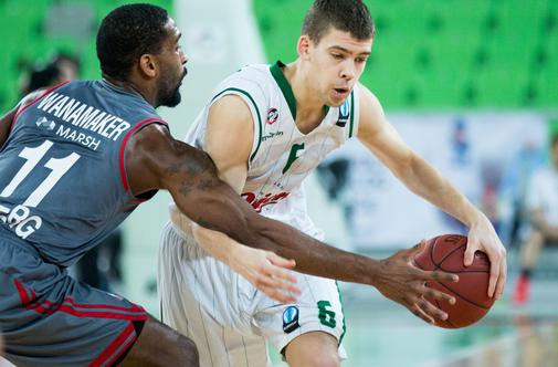Olimpija se je v boju z Bambergom in sodniki prebudila prepozno