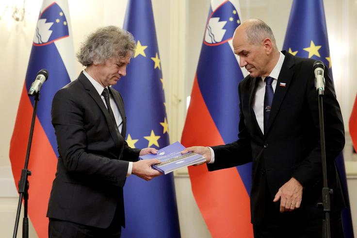 Predsednik GS Robert Golob in SDS Janez Janša ostajata vodilna politika vsak na svojem političnem polu. | Foto: STA