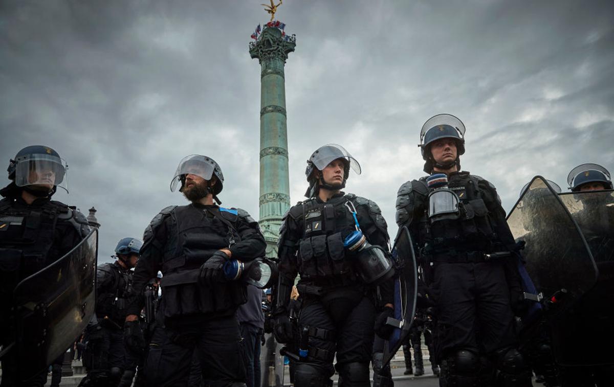 polcija Pariz | Policija se v Parizu pospešeno pripravlja na finalno tekmo lige prvakov. Kljub temu, da bo ta potekala na Portugalskem, si bodo navijači moštva PSG tudi v Parizu bržkone dali duška. | Foto Getty Images