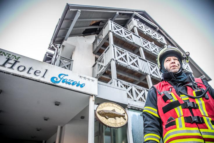 "V prvi fazi je bila največja težava, da je bil hotel zaseden, kar pomeni, da smo morali najprej opraviti evakuacijo. Na začetku smo tako porabili veliko vode, da smo požar obdržali pod nadzorom," je en dan po požaru dejal vodja intervencije Silvo Režek. | Foto: vid ponikvar