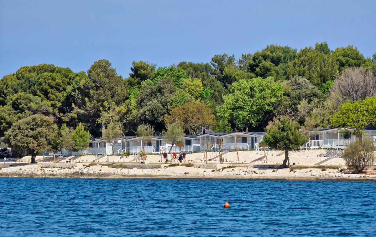 Mobilne hišice | Po predlogu zakona o urejanju prostora bo minimalna oddaljenost zazidanih površin od morja sto metrov v območjih zunaj naselij in 25 metrov znotraj naselij, kar pomeni, da bodo kampi z velikim številom mobilnih hišic morali zmanjšati zmogljivosti. | Foto Avtokampi.si