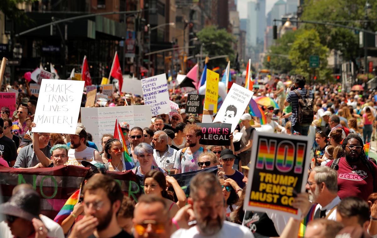 Parada ponosa v New Yorku | Na newyorški paradi ponosa sodeluje okoli 150 tisoč udeležencev, v živo pa jo spremlja več kot dva milijona ljudi. | Foto Reuters