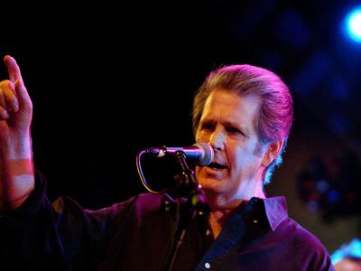 Umrl je pevec legendarne skupine Beach Boys Brian Wilson