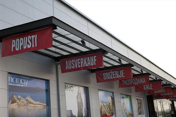 Razprodaje le še črka na papirju