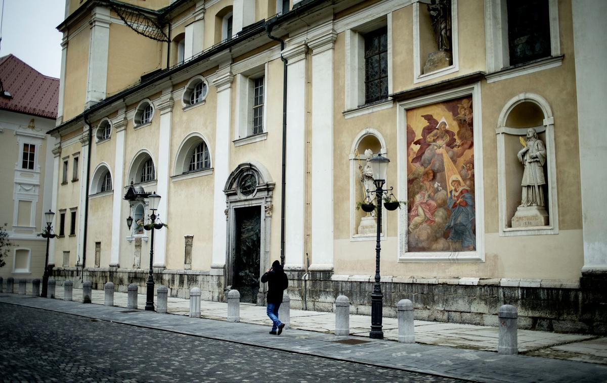 Stolnica sv. Nikolaja, poškodovana freska | Skupno v Katoliški cerkvi na Slovenskem deluje približno 950 duhovnikov, od tega okoli 700 škofijskih in okoli 250 redovniških. | Foto Ana Kovač