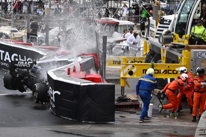 Monako Haas Mick Schumacher nesreča | Ko 800 kilogramov težak dirkalnik trešči v zid in zaščitne gume. | Foto Reuters