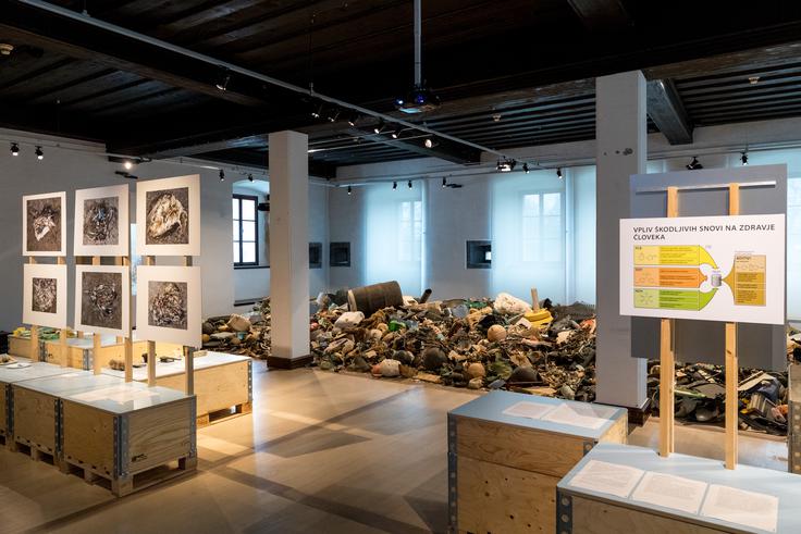 Plastični odpadki imajo pogubni učinek na okolje, morja, živalstvo in človeštvo. Razstava v Muzeju za arhitekturo, ki je na ogled do 23. aprila, ozavešča, kaj se s plastičnimi izdelki, ko svoje odslužijo, sploh dogaja in kaj to povzroča. Ponuja tudi nekaj odgovorov v smeri spreminjanja zdajšnjega stanja, ki predstavlja ekološko katastrofo. | Foto: Matic Klanšek Velej/Sportida