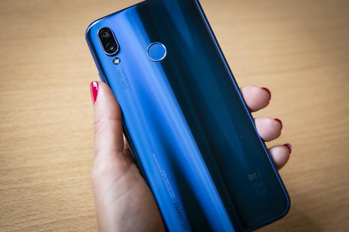 Modra barva pametnega telefona Huawei P20 Lite z odbojem svetlobe pod različnimi koti ustvarja gradientni učinek. | Foto: Bojan Puhek