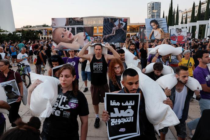 protesti v Tel Avivu | Prebivalci Gaze se morajo sicer za hrano zanašati predvsem na sporno ameriško-izraelsko Humanitarno fundacijo za Gazo (GHF). Pred njenimi centri so med čakanjem na pomoč redno tarča strelov izraelskih vojakov, pa tudi ameriških pogodbenikov. | Foto Reuters