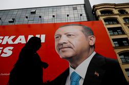 V Turčiji zaradi suma povezav s pučem aretirali več kot 700 ljudi