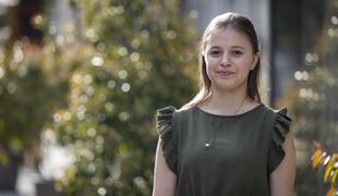Nadarjena slovenska violinistka, ki že pri 16 letih po svetu polni koncertne dvorane