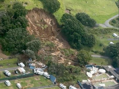 V poplavah in plazovih na Novi Zelandiji več pogrešanih