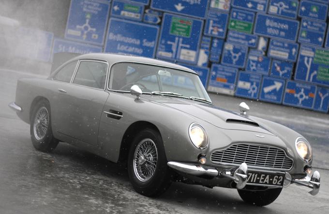 Nesmrtno slavo je Aston Martin dobil v vlogi uradnega avtomobila najbolj slovitega filmskega agenta 007. Bondov najlepši avtomobil je bil srebrni aston martin DB5 iz leta 1964, ki je nastopil v filmih Goldfinger in Thunderball. Za njegovim volanom pa je takrat šarmiral Sean Connery. | Foto: Reuters