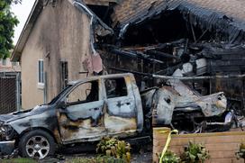 letalo, strmoglavljenje, San Diego, ZDA, reševalci, gasilci, policija, hiše, ljudje, avtomobili