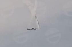 Dramatični posnetki: Natovo letalo pred strmoglavljenjem razpadlo #video