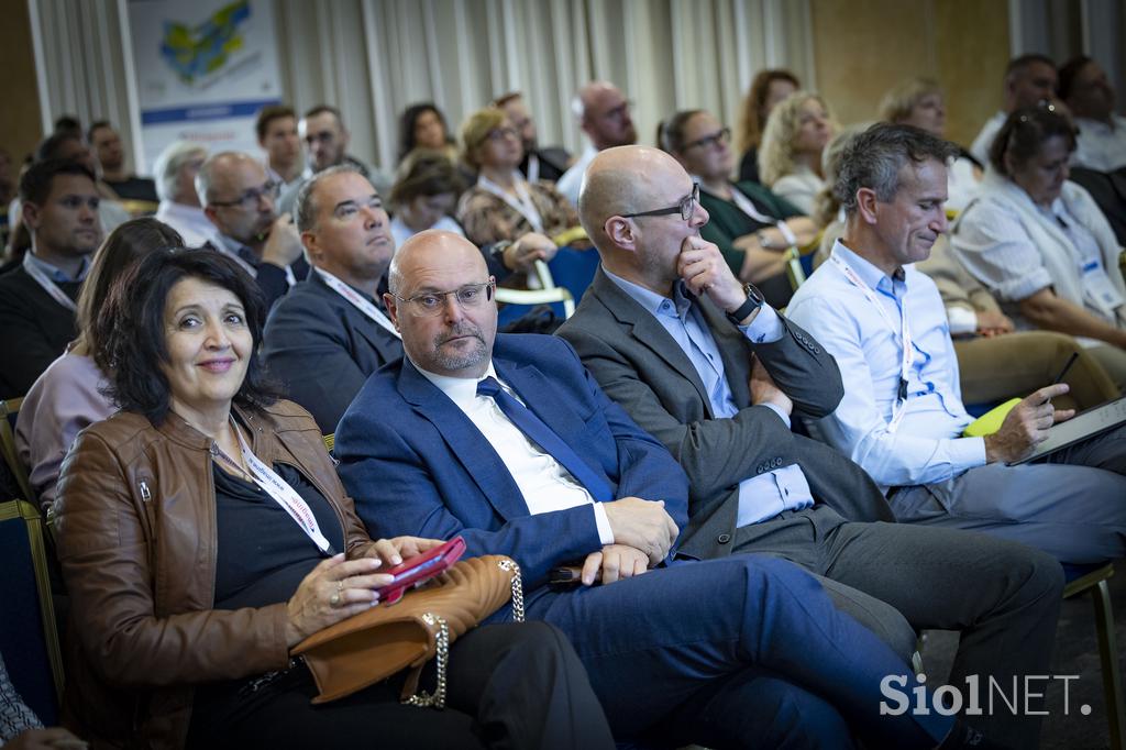 Posvet Poslovanje z nepremičninami