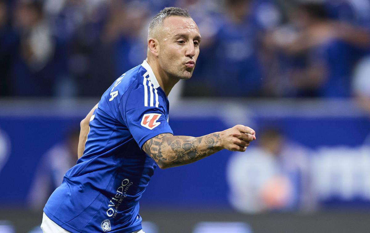 Santi Cazorla | 40-letni Santi Cazorla bo z Realom Oviedom igral tudi v prihodnji sezoni, v kateri se klub po 24 letih vrača v prvo ligo. | Foto Guliverimage