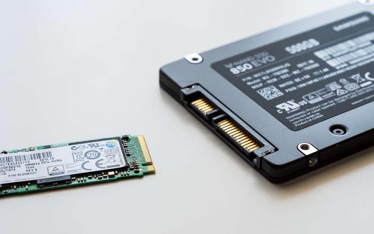 Cene diskov SSD tipa NVMe (levo) in SATA (desno) so se že začele dvigovati. Po podatkih portala PC Part Picker se je povprečna cena diska tipa SSD NVMe s kapaciteto enega terabajta od začetka oktobra letos pa do danes dvignila že za okrog petdeset odstotkov, povprečna cena diska SSD SATA z enako kapaciteto pa v istem obdobju za okrog 35 odstotkov.  | Foto: Shutterstock