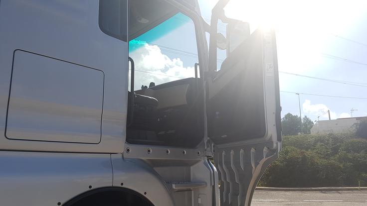 Novi tovornjaki imajo zelo razvite in do okolja prijazne motorje (standard Euro 6c), a večina tovornjakov je vendarle starih krepko nad 10 let. | Foto: Gregor Pavšič