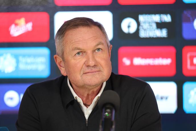 Matjaž Kek | Matjaž Kek je javnosti predstavil seznam kandidatov za tekmi s Slovaško. Pomočnika, ki bi zamenjal Boštjana Cesarja, še ni izbral. Najverjetneje bo to storil junija, ko bo Slovenija odigrala dve prijateljski tekmi. | Foto Aleš Fevžer