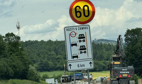 Dokler kdo ne upočasni preveč: prometni znak proti avtocestnim glavobolom?