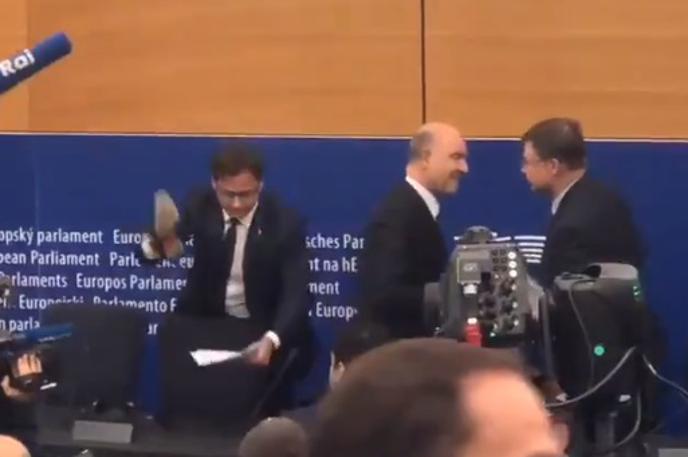 Italijanski evroposlanec Angelo Ciocca je takole patacal dokumente evropskega komisarja za gospodarstvo Pierra Moscovicija. | Italijanski evroposlanec Angelo Ciocca je takole potacal dokumente evropskega komisarja za gospodarstvo Pierra Moscovicija. | Foto Twitter