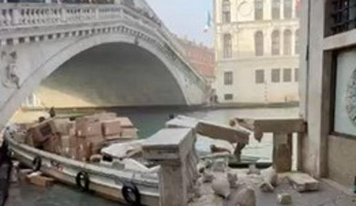 Ženska z ukradenim plovilom trčila v ograjo mosta Rialto