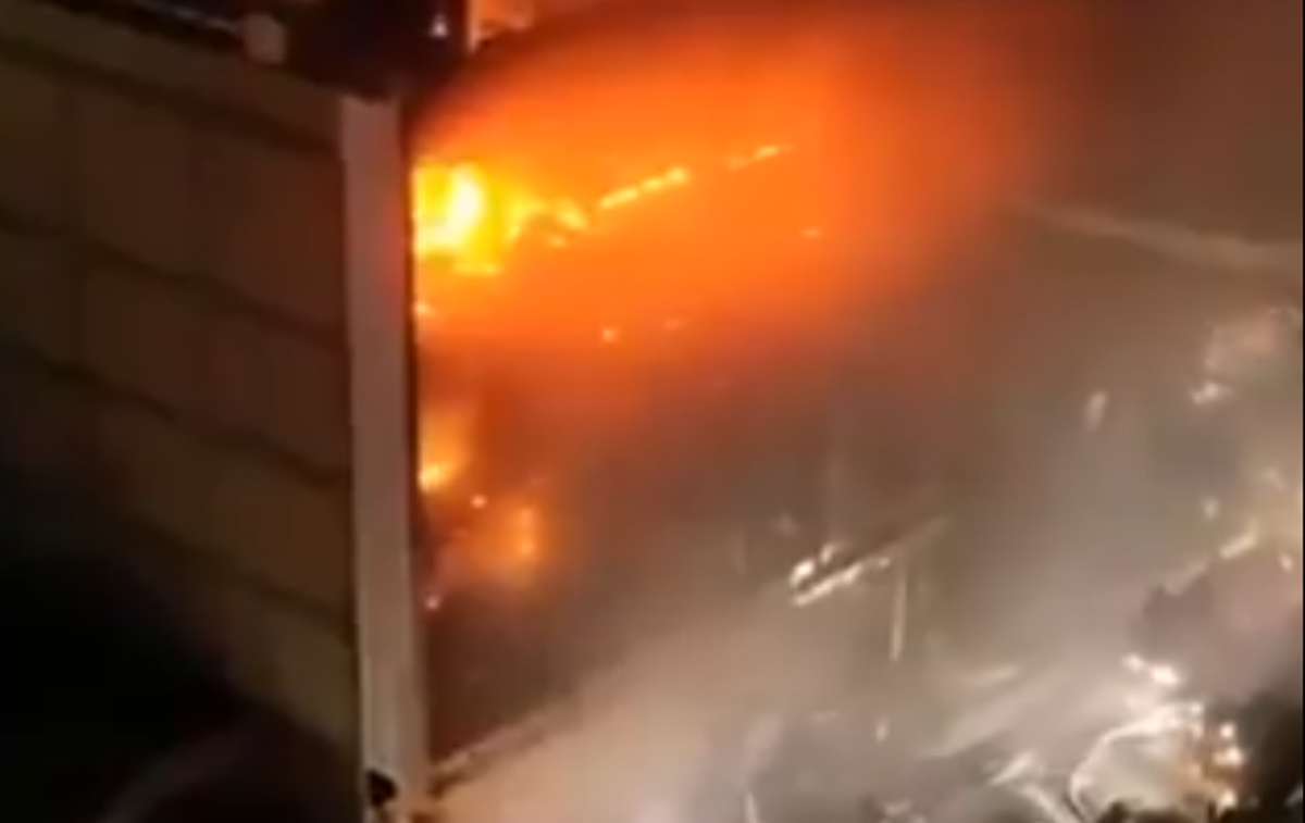 Irak požar | V Iraku so zaradi neustreznih varnostnih standardov požari in nesreče s smrtnimi izidi pogosti.  | Foto X/@guyelster