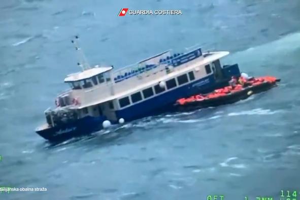 S potapljajoče se ladje v Tržaškem zalivu rešili 80 oseb #video