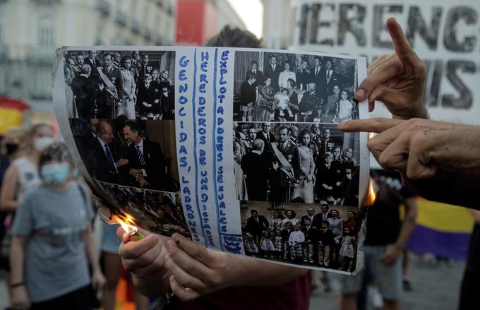 Na protestih proti monarhiji v Madridu v prvi polovici avgusta so protestniki sežigali fotografije kraljeve družine. | Foto: Reuters