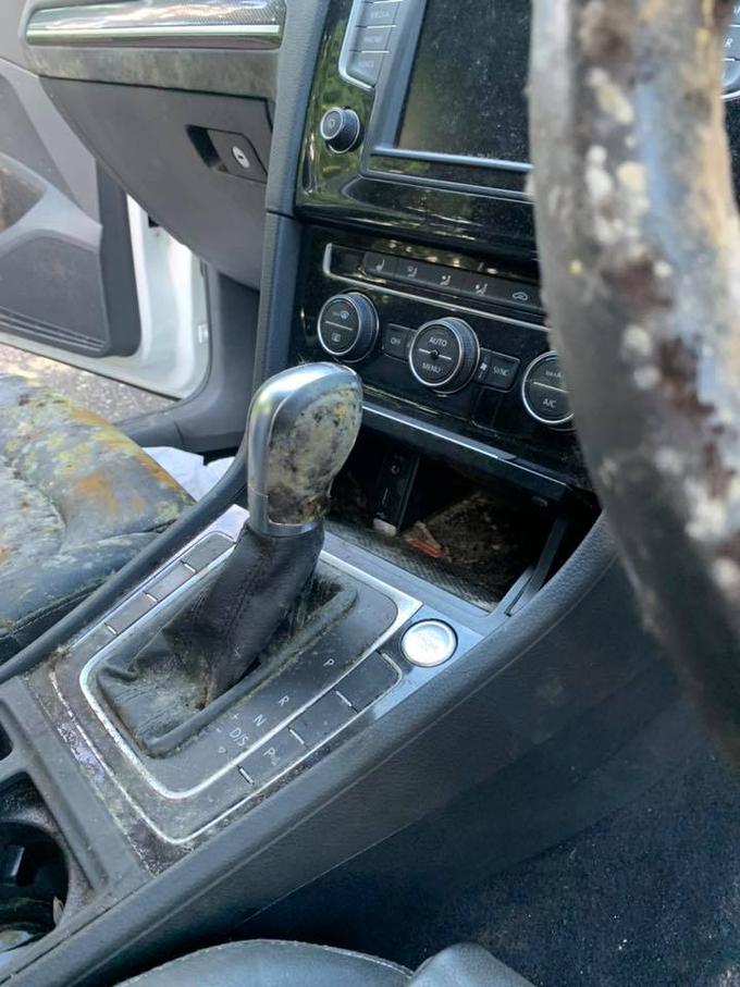 Predvidevali so, da je lastnik morda pozabil zapreti stransko okno, in res, lastnik je golfa pred kratkim za teden dni pustil na parkirišču. | Foto: Professional Car Detailing
