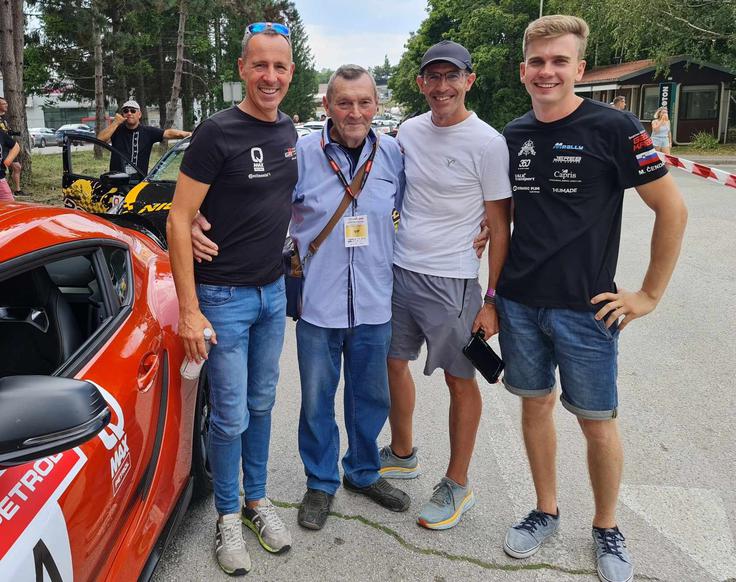 Z leve: Andrej Jereb, Miro Gardelin, avtor prispevka Gregor Pavšič in voznik relija Martin Čendak
 | Foto: Osebni arhiv