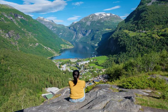 Geiranger, Fjord, Norveška | Geiranger je zaradi spektakularnosti okoliške narave revija Lonely Planet pred leti imenovala za najboljšo turistično destinacijo v Skandinaviji, UNESCO pa ji je leta 2005 podelil status posebne svetovne dediščine. | Foto Shutterstock