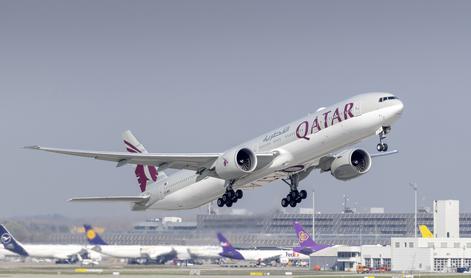 Močna turbulenca na letu iz Dohe: 12 potnikov utrpelo poškodbe, osem so jih odpeljali v bolnišnico