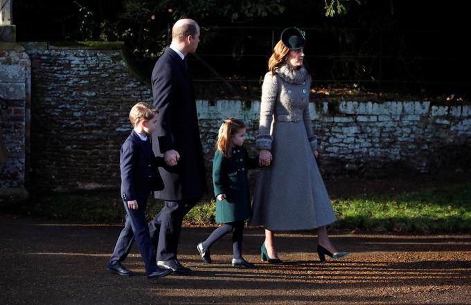 Pozornost javnosti je bila sicer po končanem obredu usmerjena predvsem na princa Georgea in princeso Charlotte (na fotografiji s princem Williamom in vojvodinjo Catherine). | Foto: Reuters